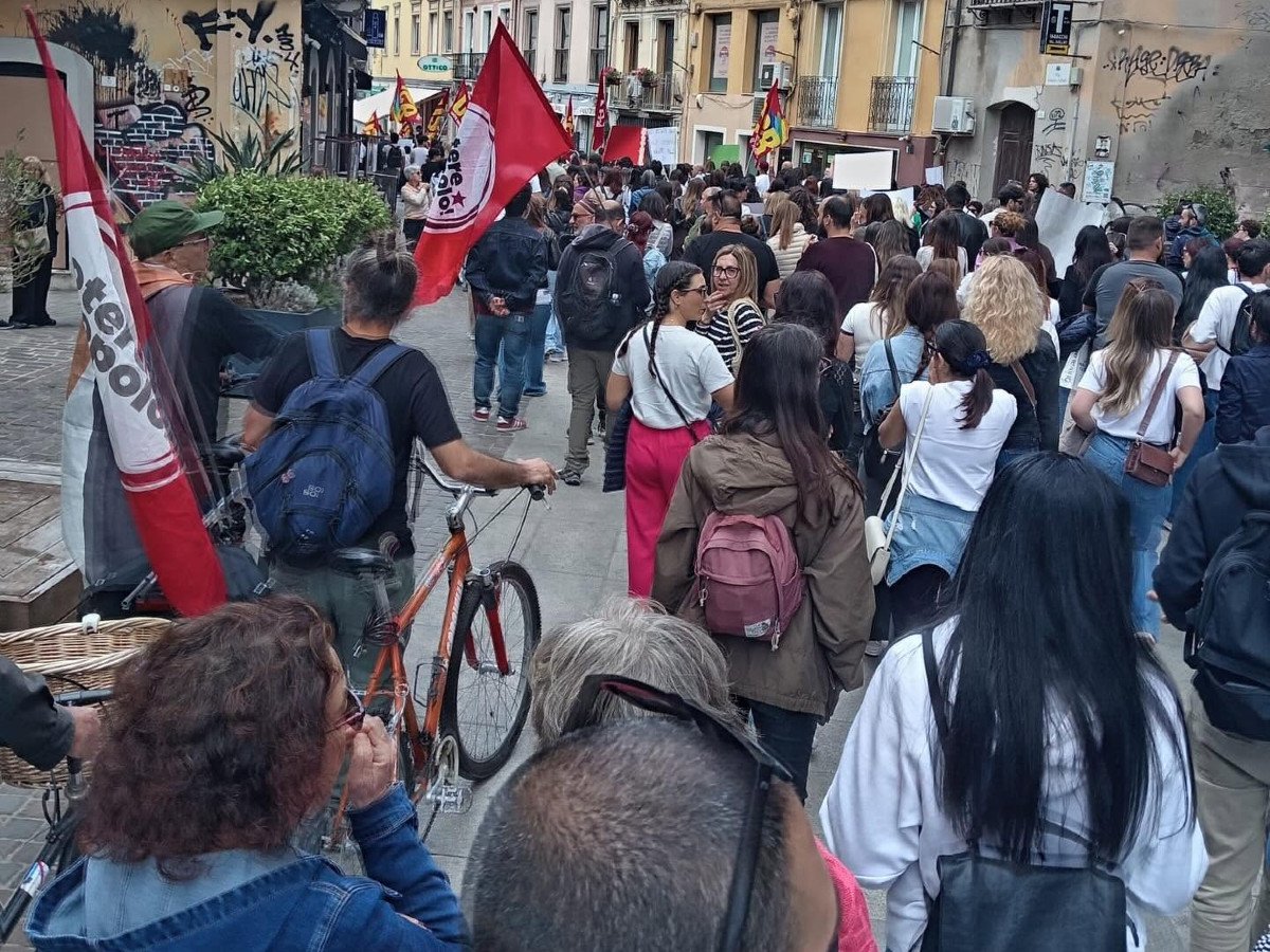 Una marea umana invade le strade di Cagliari: migliaia di cittadini in marcia contro il caro vita, la spesa militare e la speculazione energetica