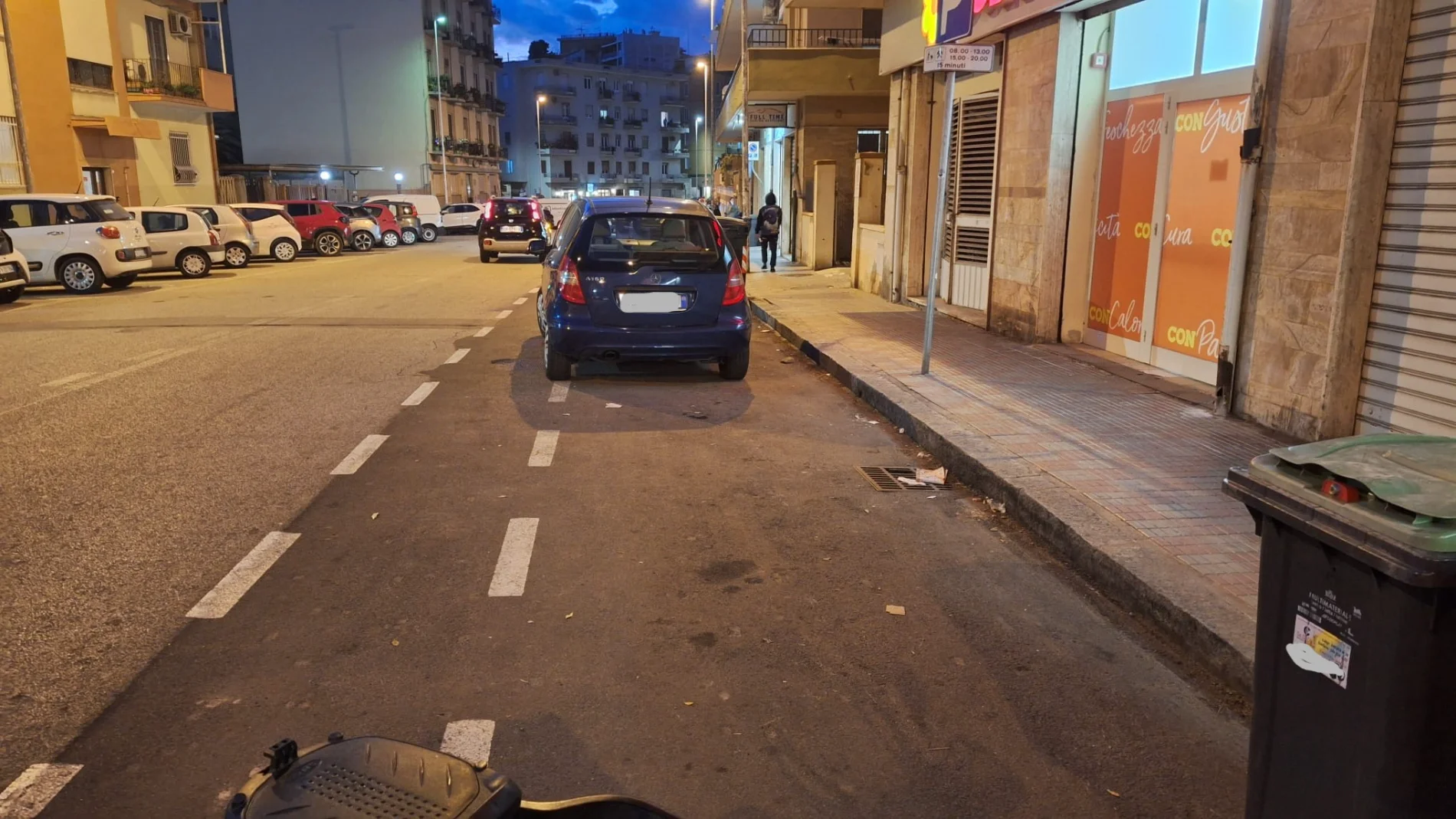Cagliari, parcheggio per disabili “fantasma” in via dei Colombi: sparite le strisce gialle, sosta selvaggia