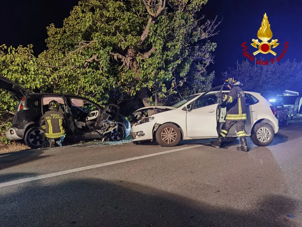 Elmas, terribile frontale tra due auto: in gravi condizioni il conducente, estratto dalle lamiere